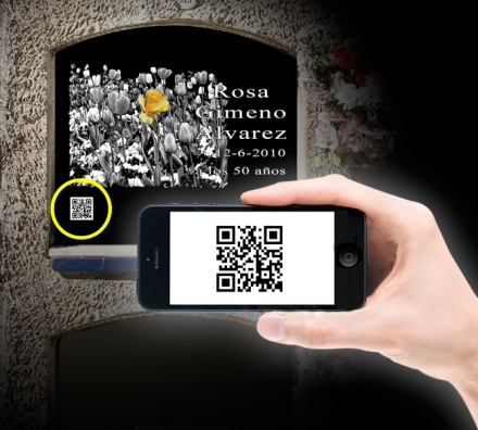 Avec votre téléphone ou tablette vous pouvez l’approcher sur  QR Code de la pierre tombale ...