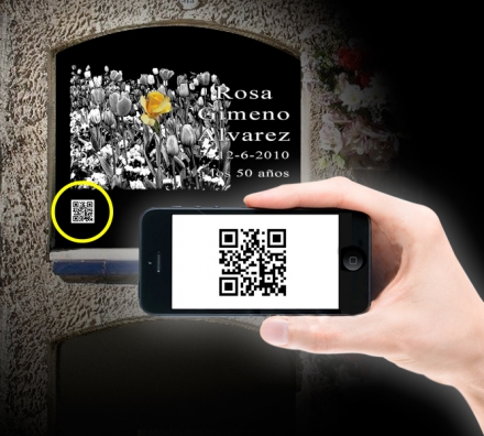 Amb el seu tel&egrave;fon o tablet enfoqui cap al codi QR de la l&agrave;pida ...